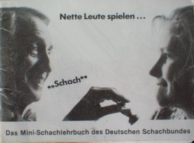 Nette Leute spielen Schach Nette Leute